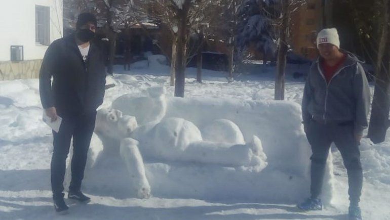 Zapala: con un Simpson de nieve sorprendieron a sus vecinos