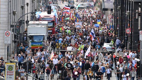 Alemania: dispersan una marcha anticuarentena sin barbijos