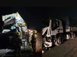 Un camionero falleció producto del brutal impacto contra un micro. Un camionero falleció producto del brutal impacto contra un micro.