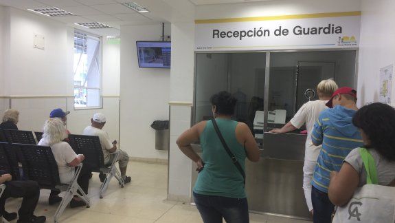Indignación: un médico fue a trabajar con Covid y atendió a 23 personas