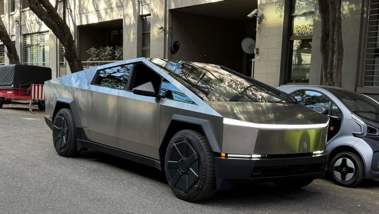 La Tesla Cybertruck que mostró Coscu en sus redes sociales. Foto: X @Martinpdisalvo. 