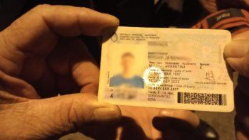 insolito: se dejo la billetera despues de robar la bateria de un auto insolito: se dejo la billetera despues de robar la bateria de un auto