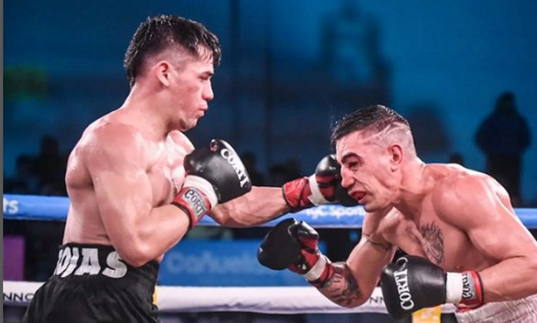 El neuquino Chiva Rojas campeón latino ligero CMB con paliza incluida