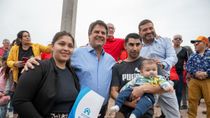 Mariano Gaido y Marco Zapata en una entrega de lotes junto a una familia beneficiaria. Mariano Gaido y Marco Zapata en una entrega de lotes junto a una familia beneficiaria.