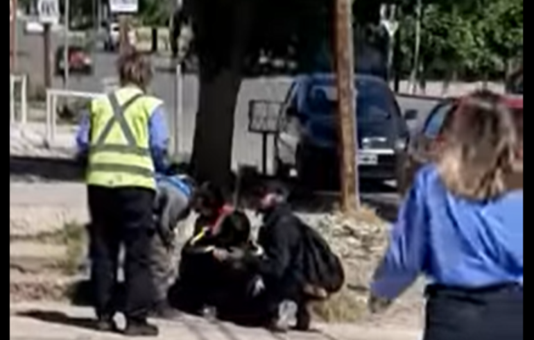 Un padre golpeó a su hijo en plena calle y fue detenido