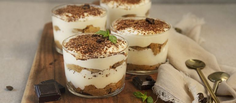Tiramisú en vasitos. Un postre muy rico, ideal para compartir. Tiramisú en vasitos. Un postre muy rico, ideal para compartir.
