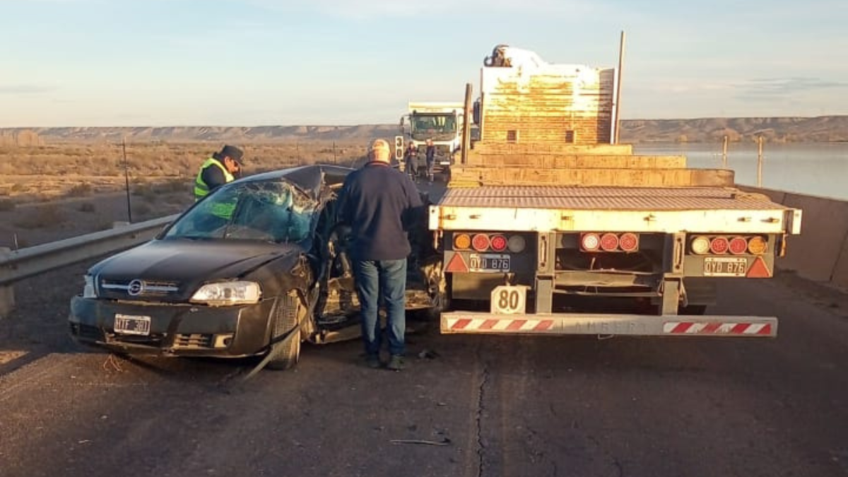 Un hombre murió tras un violento choque entre un camión y un auto en El ...