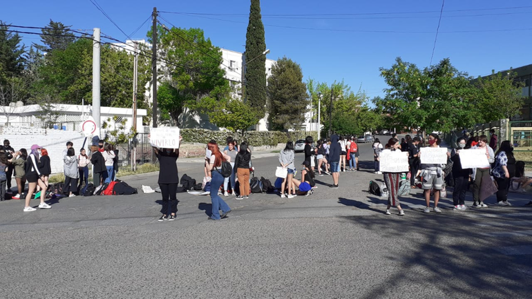 CPE sobre la denuncia en el CPEM12: Se está analizando cada situación