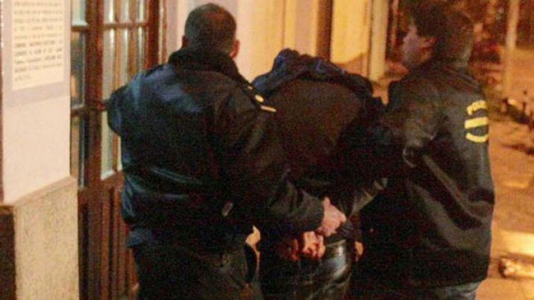 Un padre va preso por pegarle con un látigo a su hijo