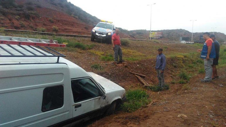 Ruta 7: se despistó luego de agarrar un pozo de lleno