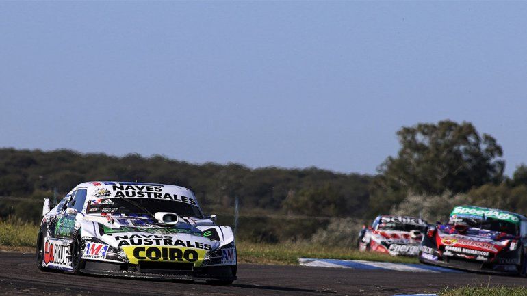 Nefa esta vez parte de más atrás, pero sale  a defender la punta