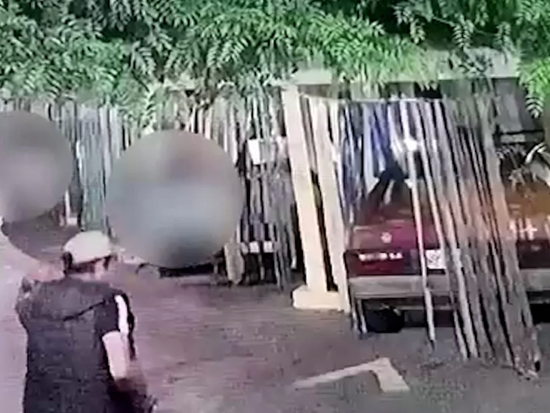 Le robaron en auto mientras estaba con su pareja en un hotel de alojamiento