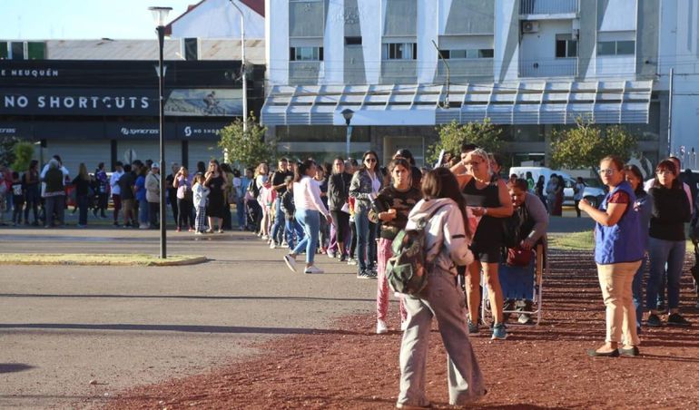 Desde la madrugada miles de vecinos hicieron fila para recibir el kit escolar. Desde la madrugada miles de vecinos hicieron fila para recibir el kit escolar.