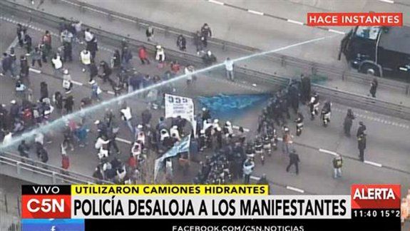Violento desalojo a jubilados que reclamaban aumentos