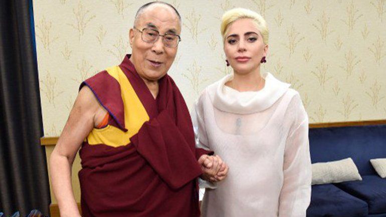 Lady Gaga se reunió con el Dalai Lama y se armó un escándalo