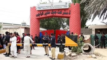 Los presos que se escaparon de la cárcel de Pakistán saltaron los muros que se había debilitado con los sismos leves y superficiales. Los presos que se escaparon de la cárcel de Pakistán saltaron los muros que se había debilitado con los sismos leves y superficiales.