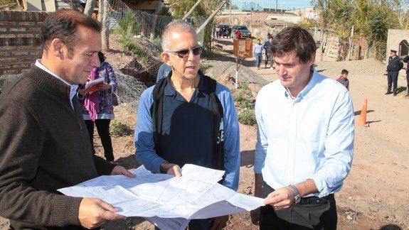 Gutiérrez verificó el avance de la red de agua en dos asentamientos