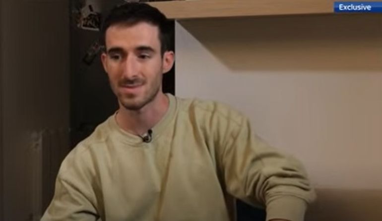 Fabien Accidini, el repartidor que ayudó a Alex, en la entrevista con Sky News. Fabien Accidini, el repartidor que ayudó a Alex, en la entrevista con Sky News.