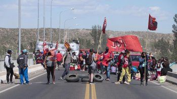 corte total y acampe en los puentes que unen cipolletti y neuquen corte total y acampe en los puentes que unen cipolletti y neuquen