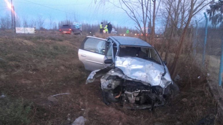 Quiso adelantarse a un auto y chocó de frente contra un camión