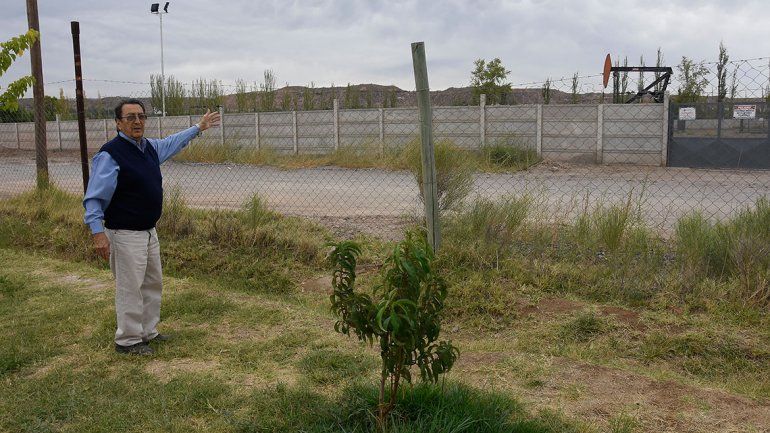 Sus vecinos de enfrente son 4 pozos petroleros