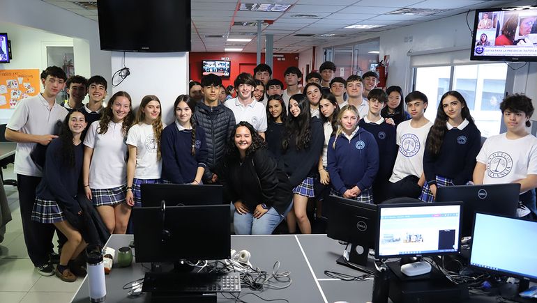 El tercer año del Colegio Confluencia visitando la redacción de LMNeuquén