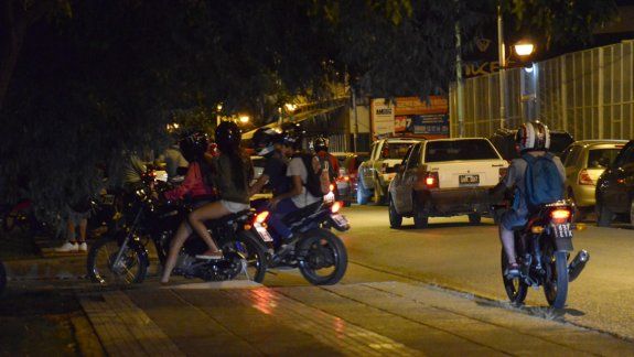 Una dosis de alivio para los vecinos que viven hacia el final de Olascoaga: los vehículos son parte de los ruidos molestos que suelen imperar en el sector.