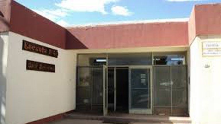 Le dispararon a la cabeza en el patio de una escuela