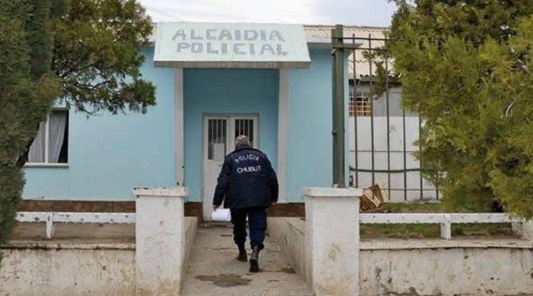 El preso de 35 años que se fugó está cumpliendo condena en la Alcaidía de Comodoro Rivadavia y fue trasladado para una cirugía. El preso de 35 años que se fugó está cumpliendo condena en la Alcaidía de Comodoro Rivadavia y fue trasladado para una cirugía.
