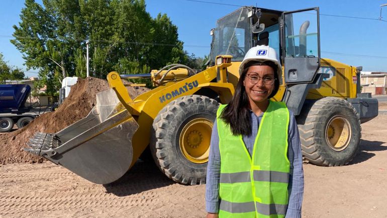 Vendía tortas fritas y hoy es la primera maquinista de la obra pública neuquina