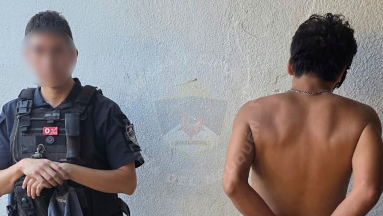 Tensión en Centenario: un hombre fuera de control orinó un comercio y apedreó a la policía