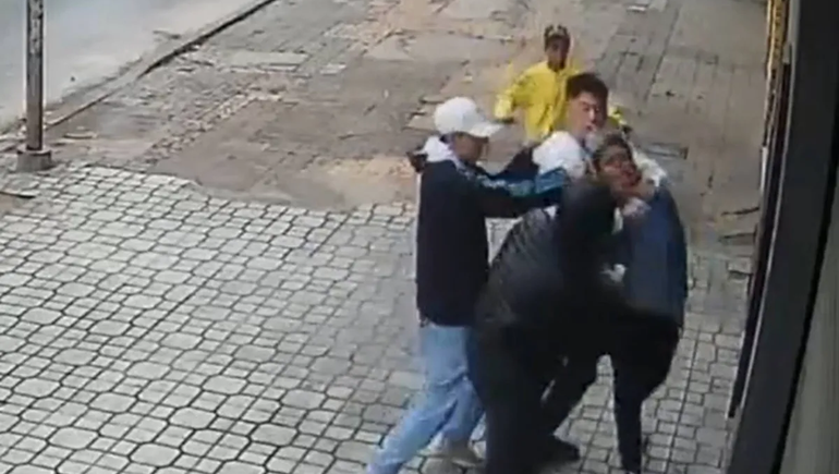 Video: brutal robo piraña a un joven que terminó inconsciente