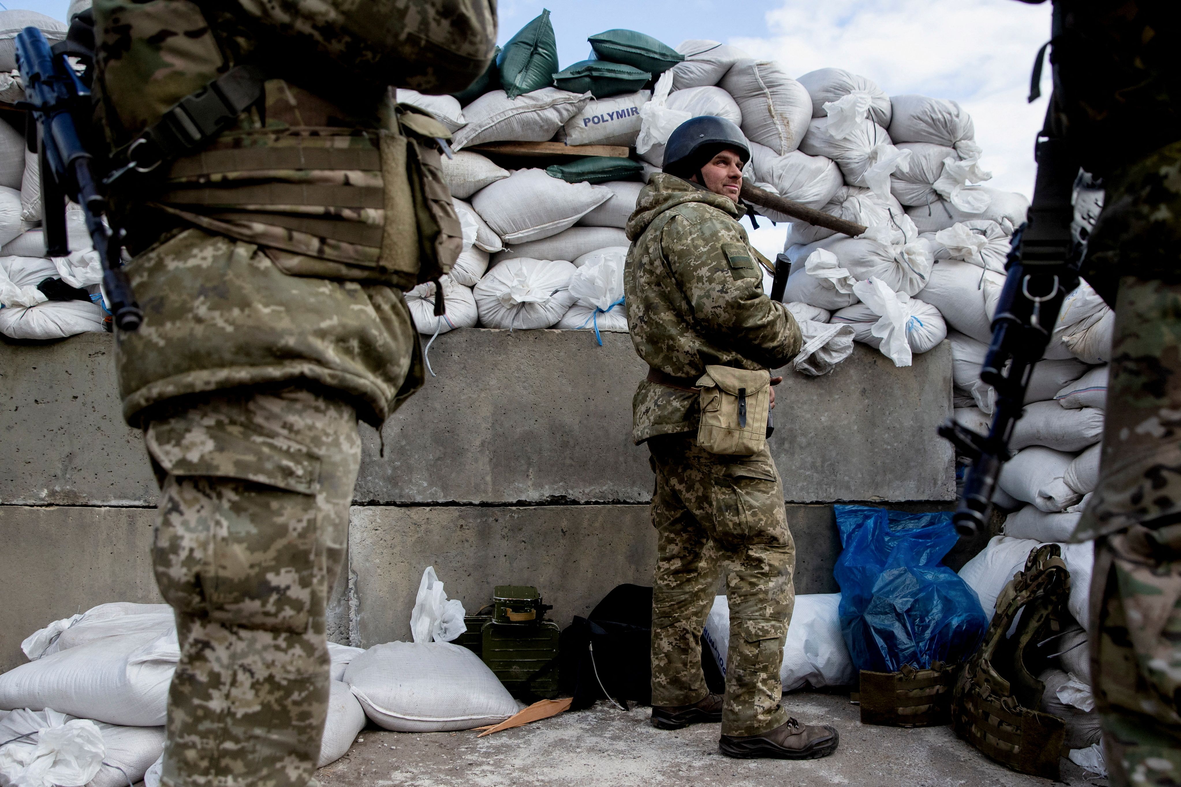Miembros del ejérctio ucraniano son vistos después de que Rusia lanzara una operación militar masiva contra Ucrania, en un punto de control en la ciudad de Zhytomyr, Ucrania 27 de febrero de 2022.