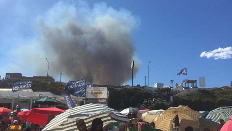 Voraz incendio de pastizales alertó a los turistas en Las Grutas