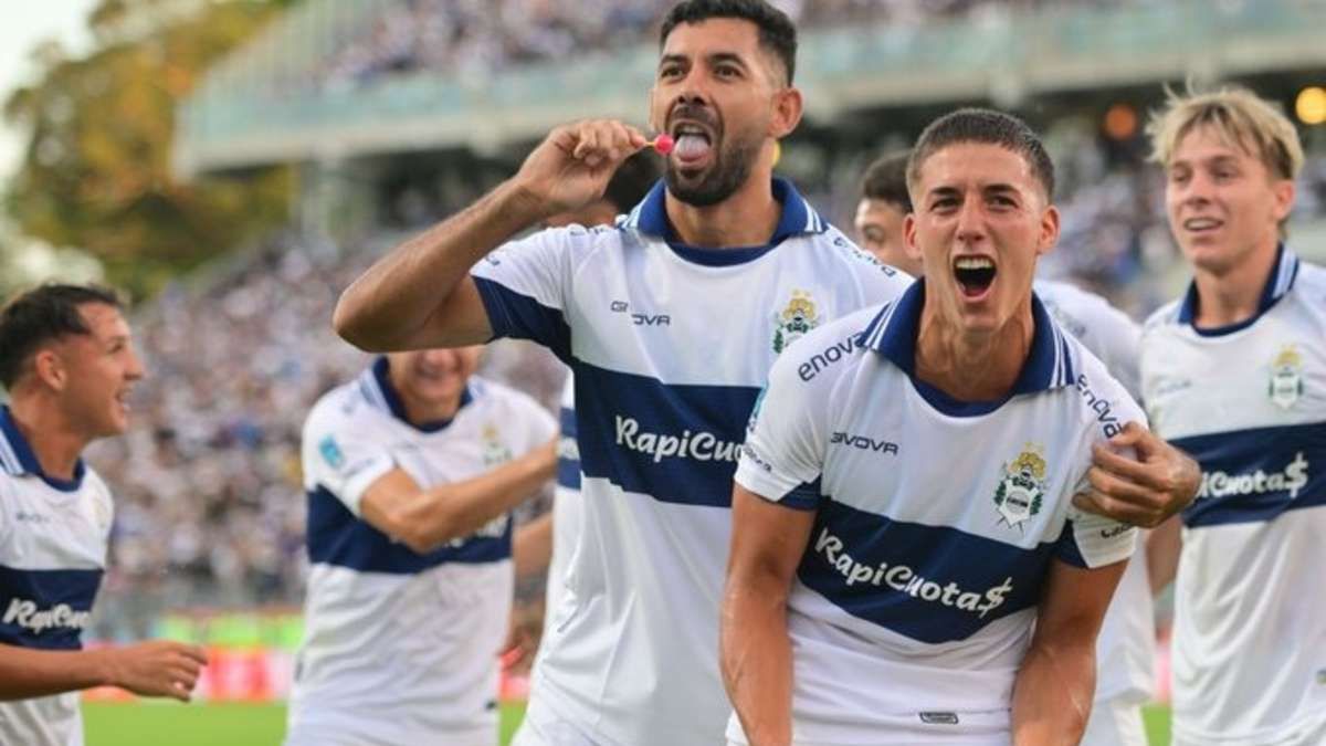 Nicolás Barros Schelotto anotó el primer gol en la derrota de Racing ante Gimnasia.