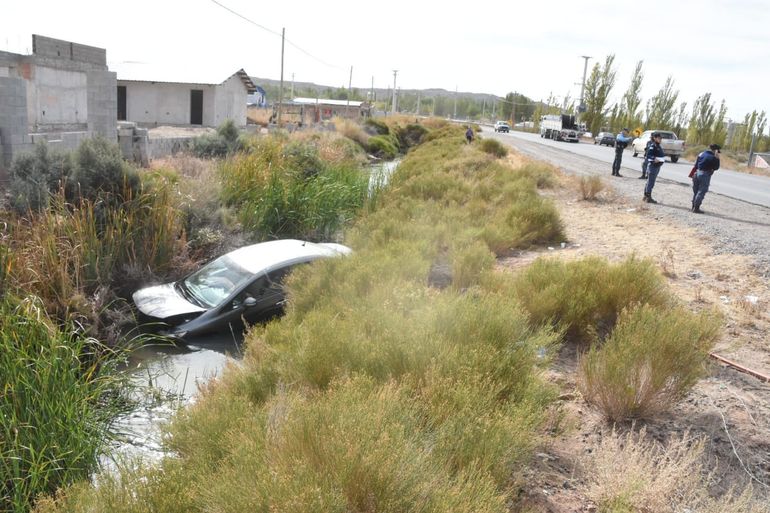 Un joven perdió el control de su auto en la ex Autovía y cayó a un canal