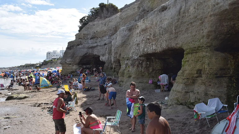 El acantilado en Las Grutas