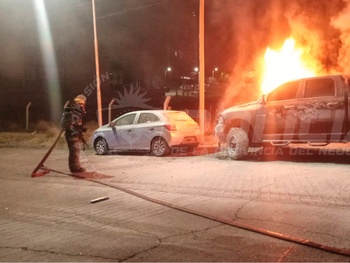 incendio de una camioneta ram en el alto de neuquen: investigan si fue intencional incendio de una camioneta ram en el alto de neuquen: investigan si fue intencional