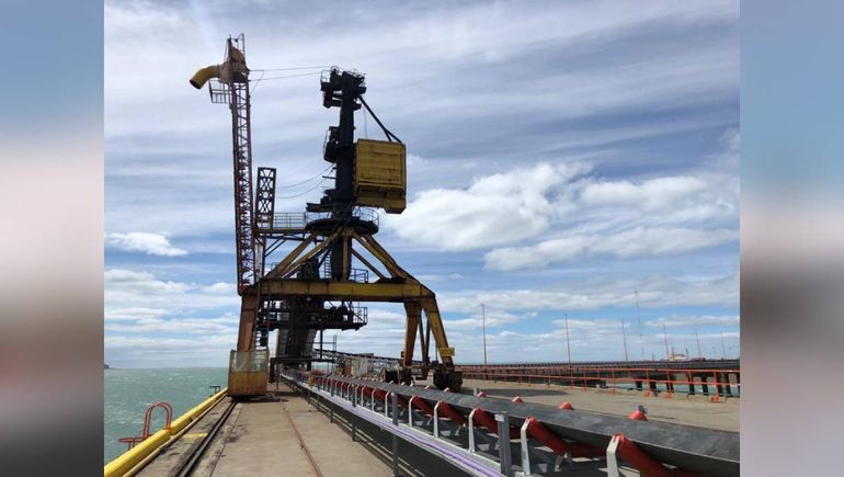 Punta Loyola es un puerto de aguas profundas sobre el Atlántico, en la margen sur del río Gallegos, donde se ubica la terminal ferroportuaria de YCRT. Punta Loyola es un puerto de aguas profundas sobre el Atlántico, en la margen sur del río Gallegos, donde se ubica la terminal ferroportuaria de YCRT.