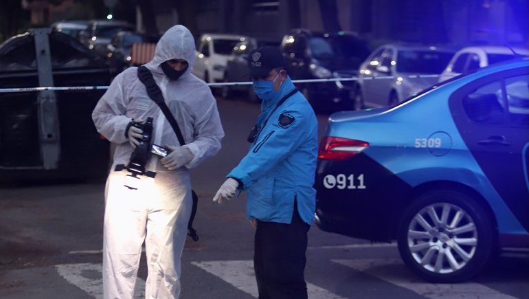 Un hombre apuñaló y mató a un policía a plena luz del día