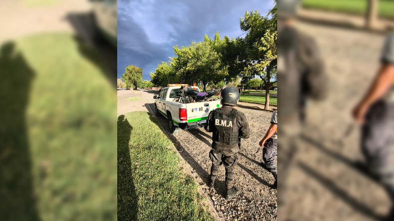 El operativo se desarrolló en el ingreso al Barrio Anai Mapu y secuestró una motocicleta con el caño de escape modificado. | LM Neuquen El operativo se desarrolló en el ingreso al Barrio Anai Mapu y secuestró una motocicleta con el caño de escape modificado.