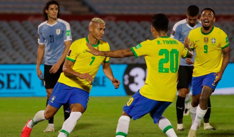 Brasil dio el golpe en el Centenario y venció 2 a 0 a Uruguay.