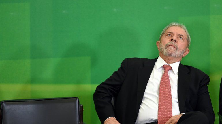 Lula Da Silva parece buscar explicaciones en el cielo a la imposibilidad de ejercer como jefe de Gabinete de la presidenta Dilma Rousseff.