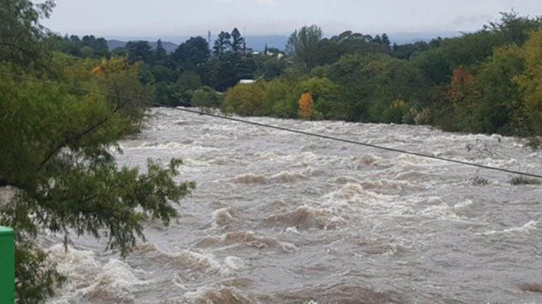 Por las lluvias un río cordobés tuvo una crecida de 10 metros