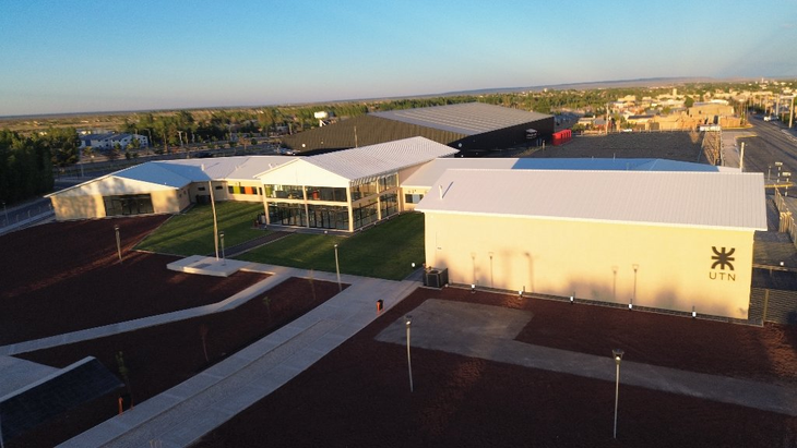 El secundario preuniversitario es gratuito y abierto. El secundario preuniversitario es gratuito y abierto.