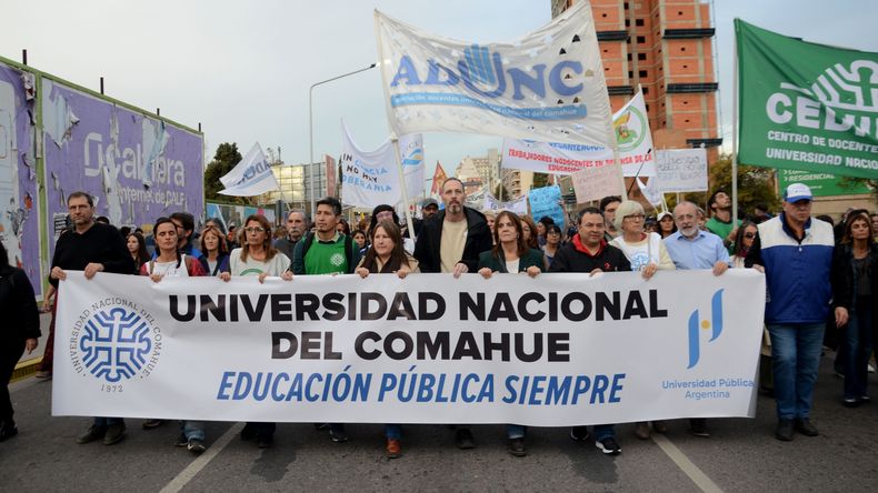 Las autoridades de la UNCo y los sindicatos de la casa de altos estudios encabezaron la marcha. | LM Neuquen Las autoridades de la UNCo y los sindicatos de la casa de altos estudios encabezaron la marcha.