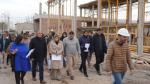 El gobernador Rolando Figueroa, en una recorrida por las obras de la EPET de Plottier, acompañado por jefes comunales.