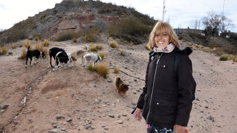 Fernanda, la paseadora de perros que rompe estereotipos en Santa Genoveva