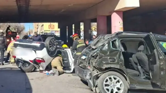 Tragedia en Mendoza: un muerto y seis heridos tras caer dos vehículos de un puente