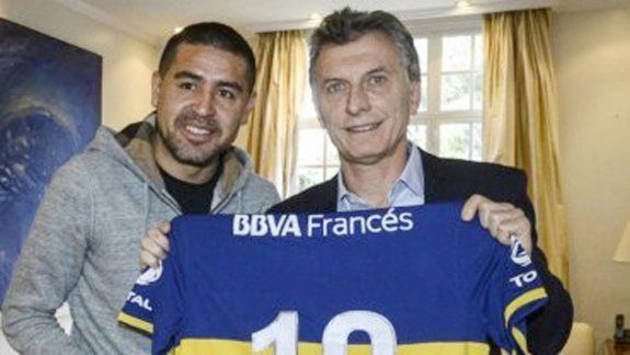 Mauricio Macri y Juan Román Riquelme, ayer en Olivos.